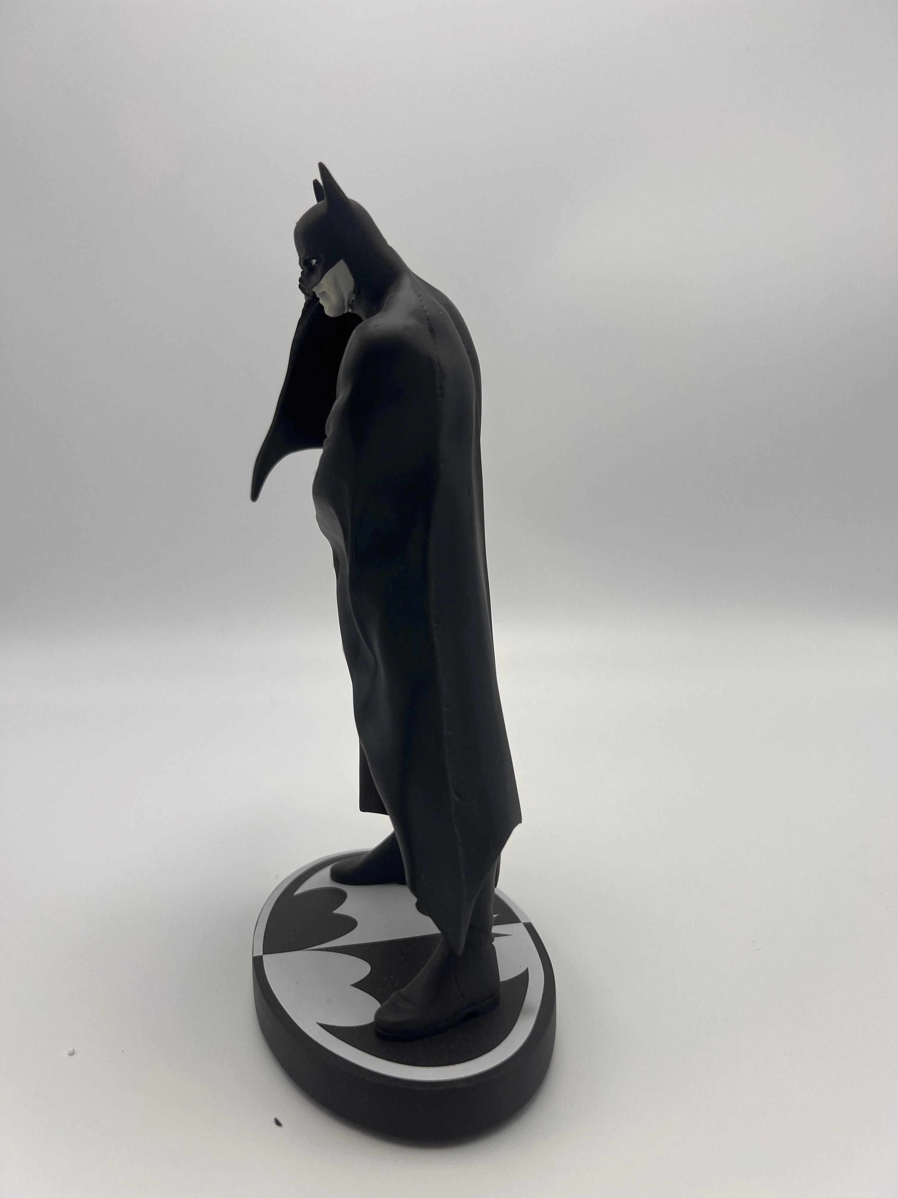 Batman Black and White - Alex Ross statue - DC Direct 0597 / 6000 - Image 10