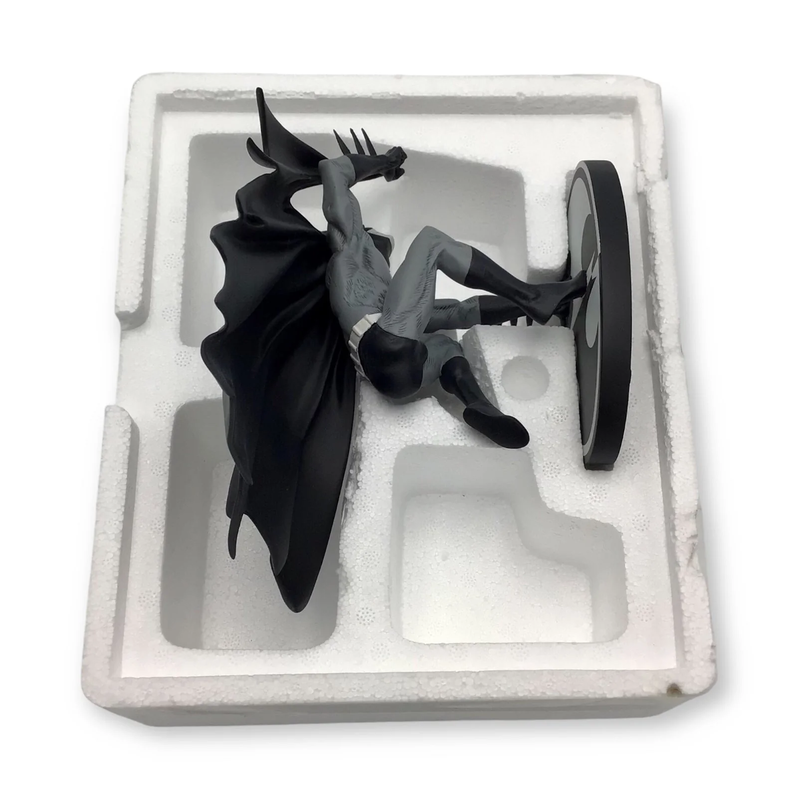 Batman: Black and White Statue by Joe Kubert - DC Direct 1572/3800 DC - Image 12