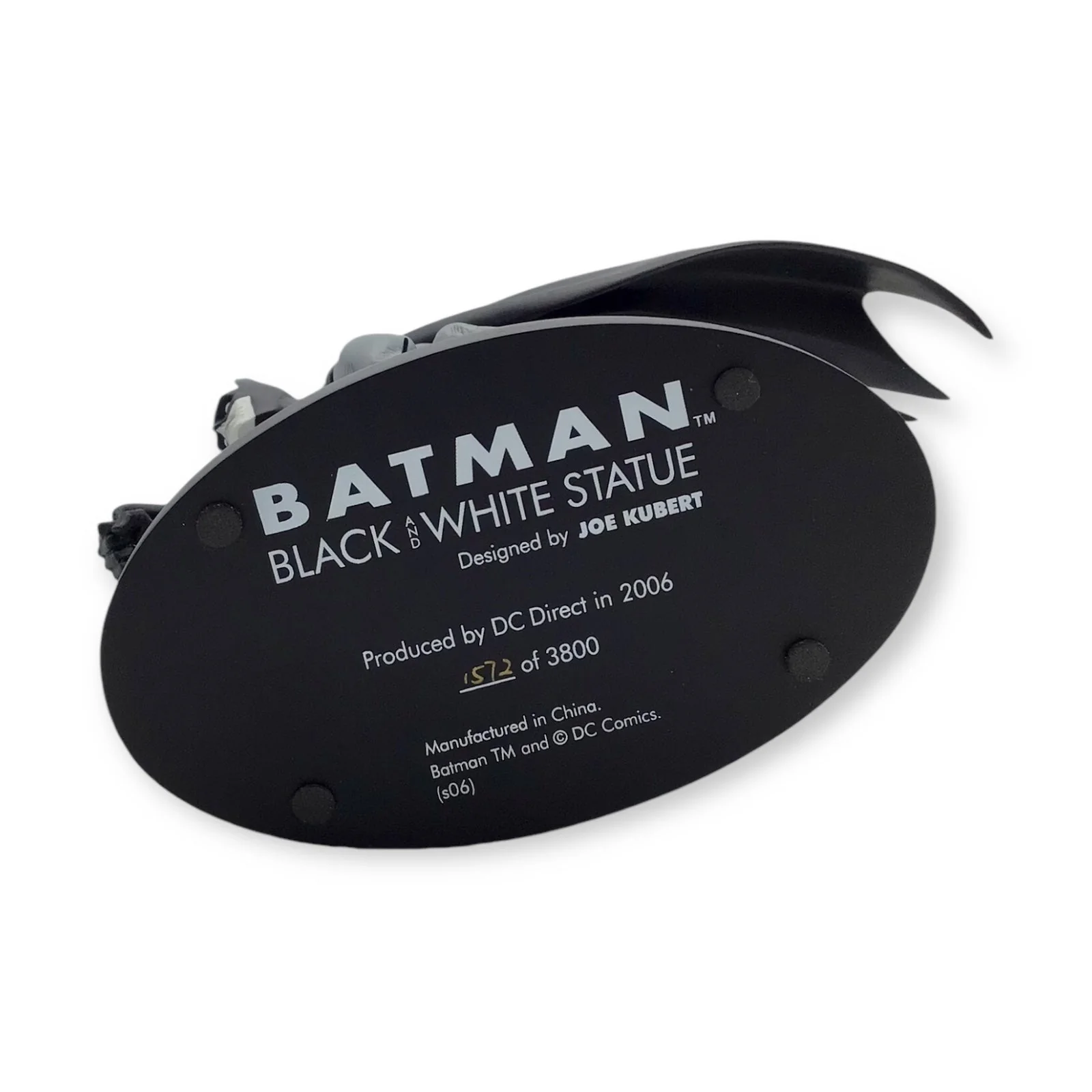 Batman: Black and White Statue by Joe Kubert - DC Direct 1572/3800 DC - Image 3