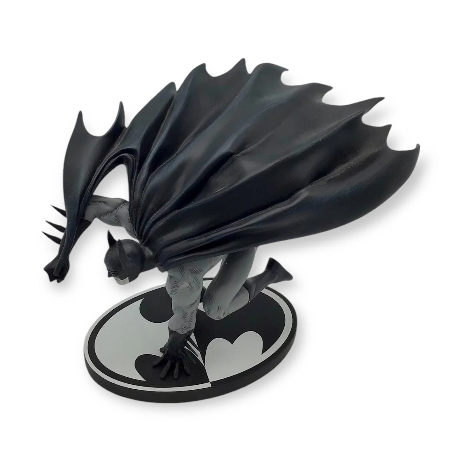Batman: Black and White Statue by Joe Kubert - DC Direct 1572/3800 DC - Image 5