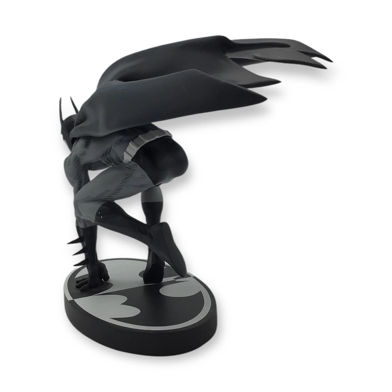 Batman: Black and White Statue by Joe Kubert - DC Direct 1572/3800 DC - Image 6
