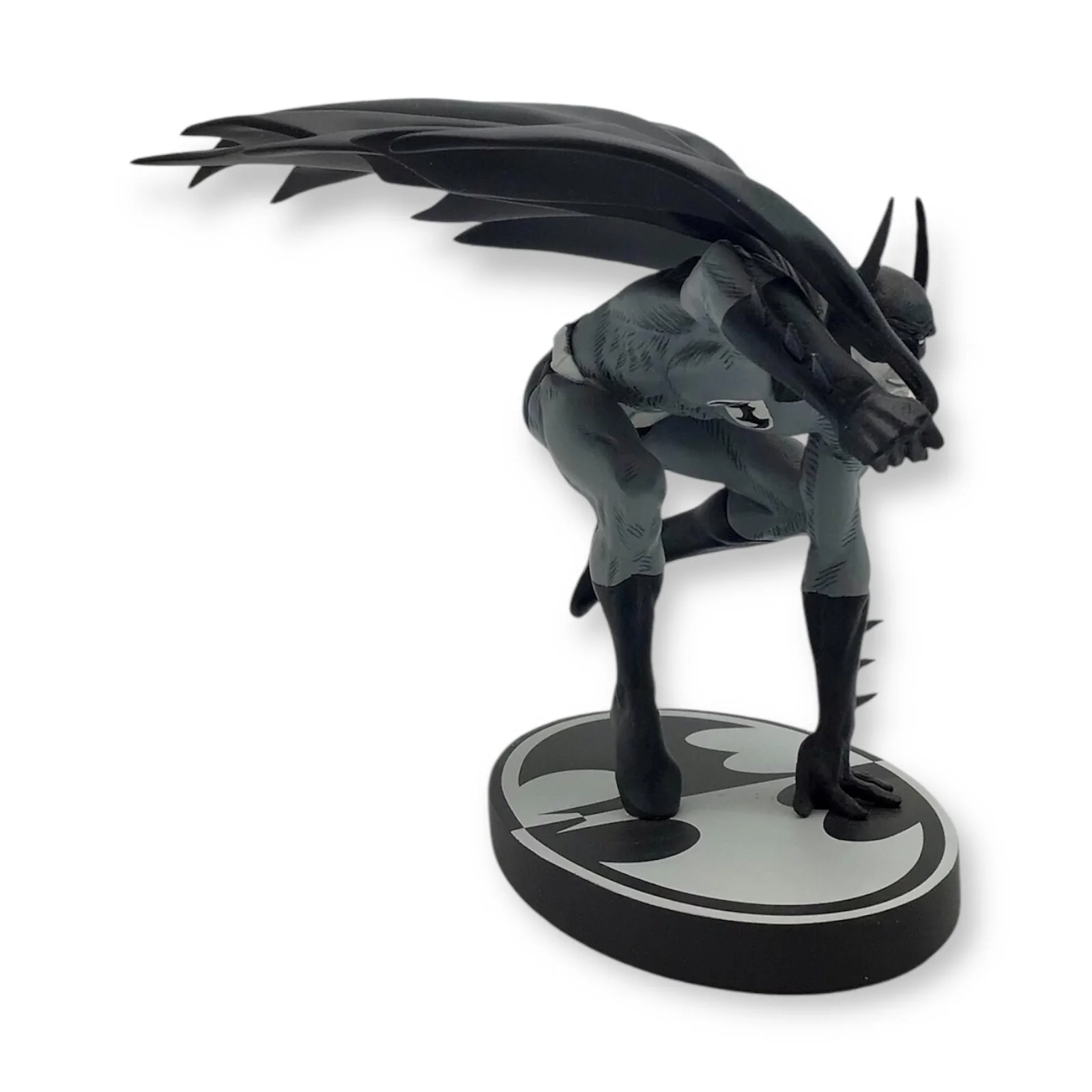 Batman: Black and White Statue by Joe Kubert - DC Direct 1572/3800 DC - Image 7