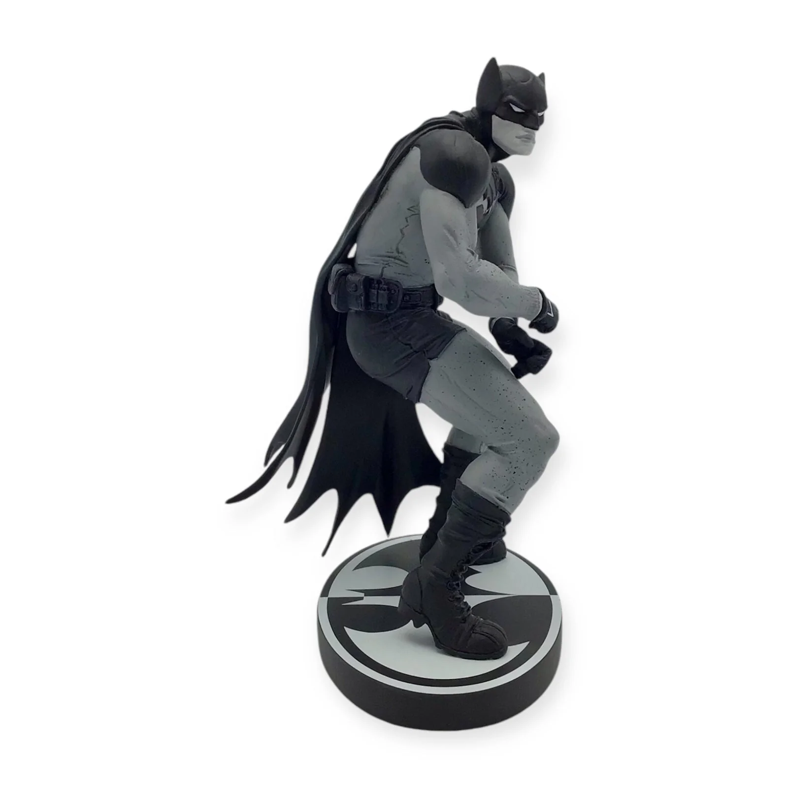 Batman: Black & White Statue by Paul Pope - DC Direct 1482/4000 Limited Edition - Image 4