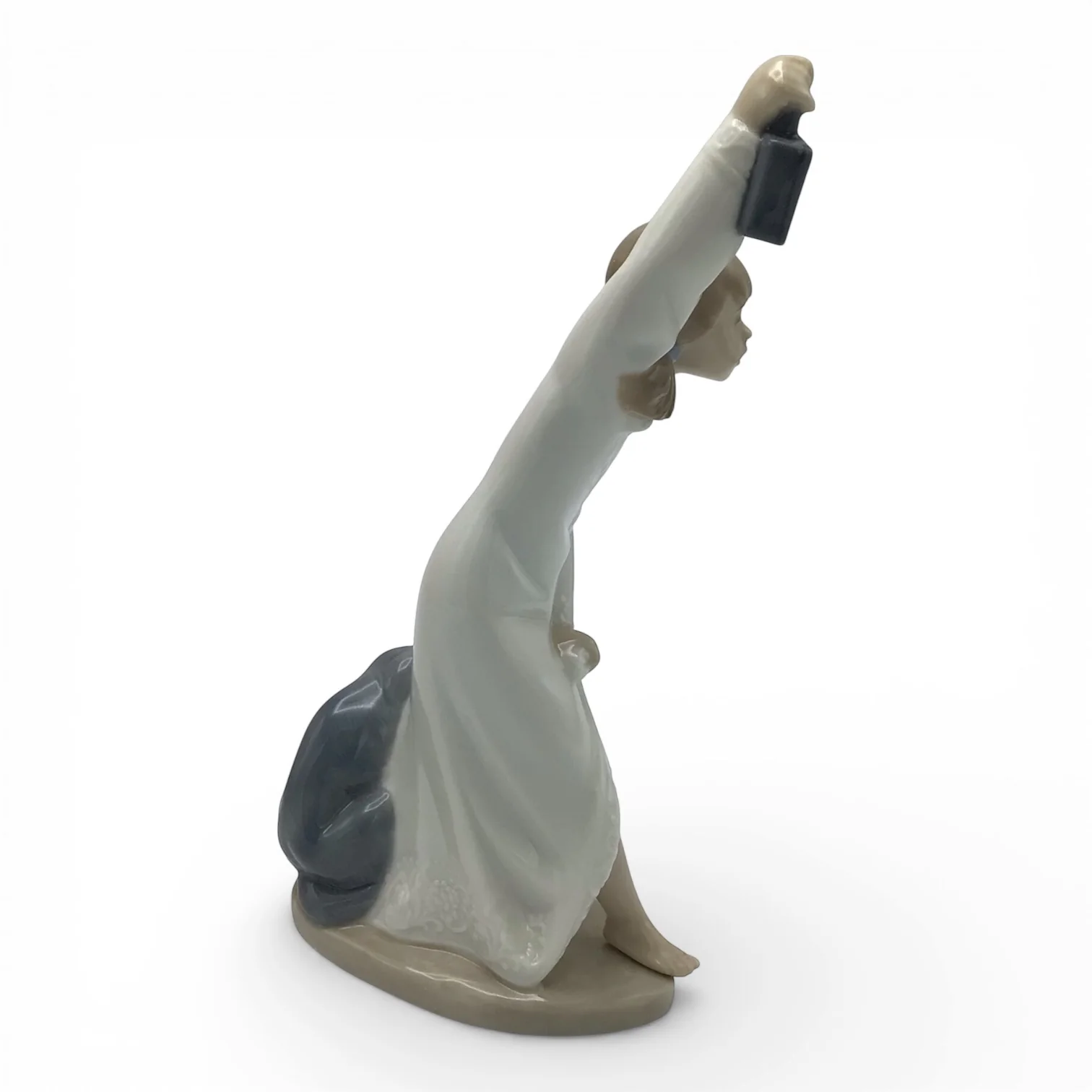 Camison Con Linterna 1111 Porcelain Figurine - NAO by Lladro Made in Spain - Image 2
