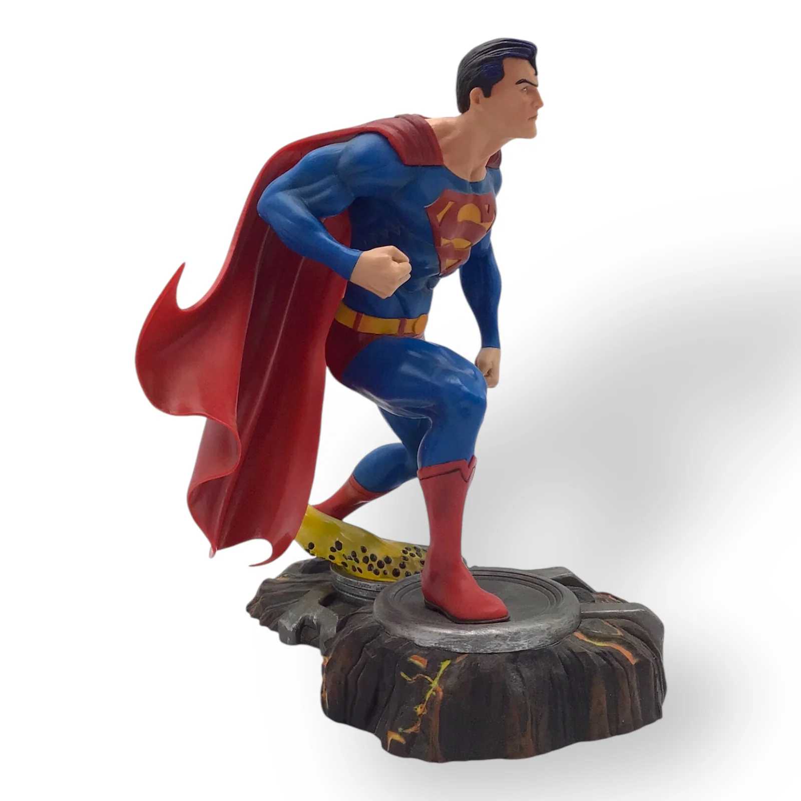 DC Superman 10-Inch Gallery PVC Diorama by Diamond Select Toys - Image 4