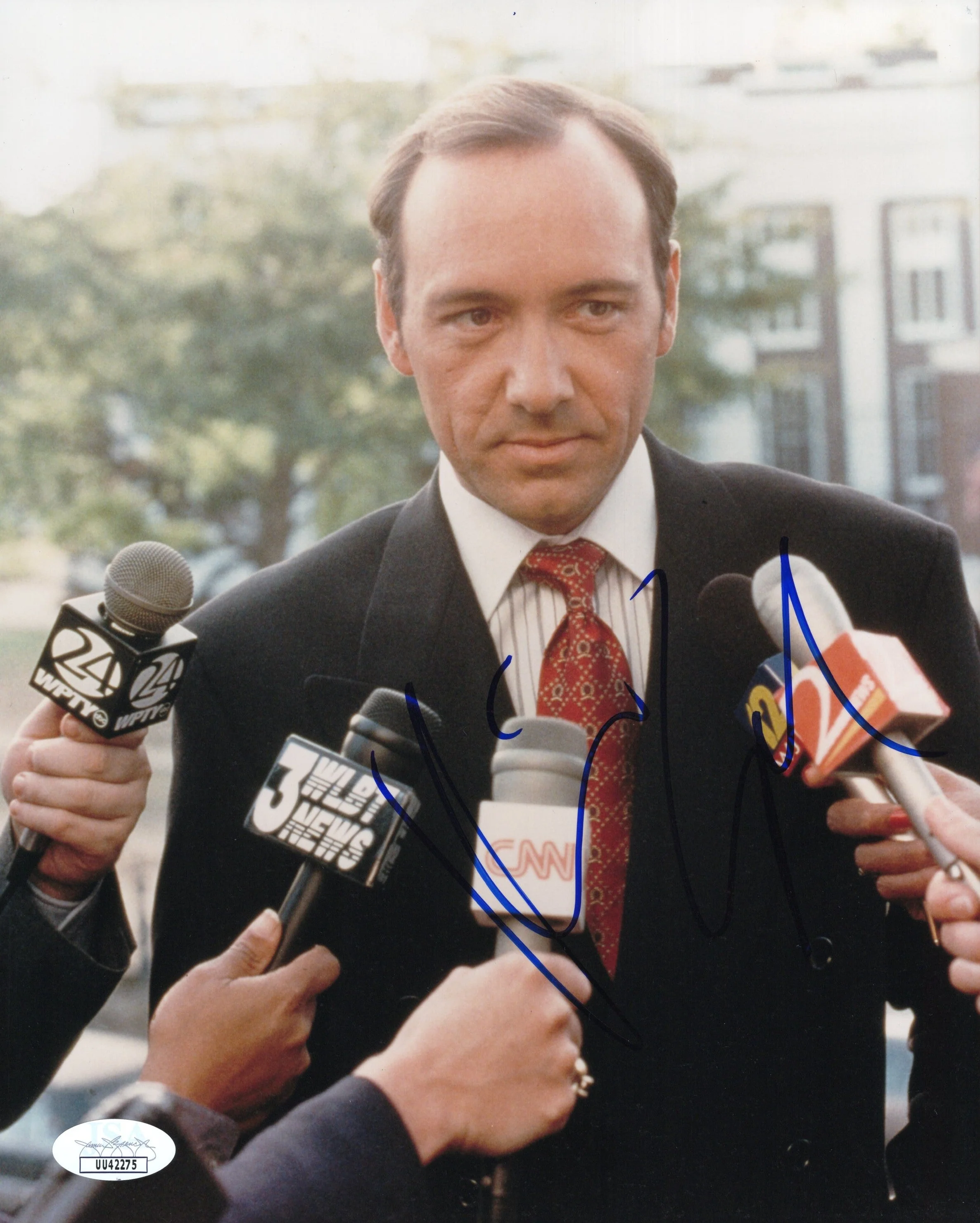 Kevin Spacey Signed Photo 8x10 House of Cards w/ Mics JSA PSA Certified