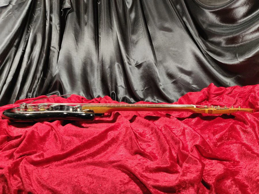 Kingston Electric Guitar 1960's Cherry Burst - Image 11