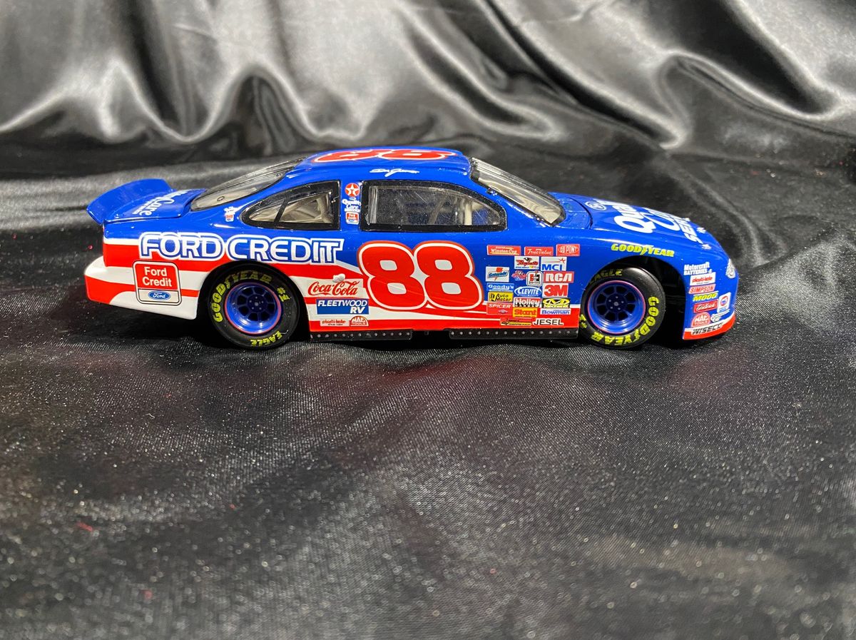 Racing Collectables Action Platinum Series - Dale Jarrett 1998 Ford Taurus 1:24 - Image 5