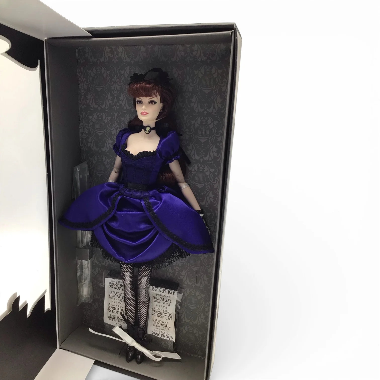 The Brides of Dracula: Lucy - Ashton Drake Couture Fantasy Integrity Toys - Image 3