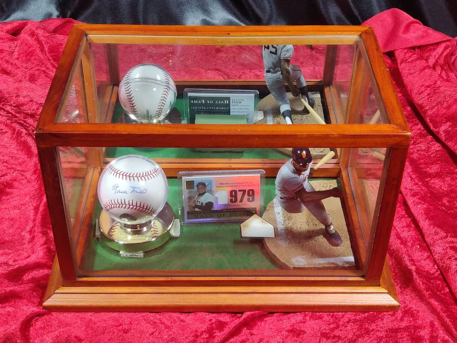 Willie Mays Shadowbox Signed Baseball, Jersey Card & Figure San Francisco Giants - Image 2